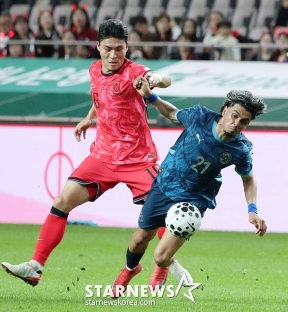 한국 축구 국가대표팀이 지난해 10월 14일 서울월드컵경기장에서 파라과이 대표팀과 친선경기를 벌였다.  박진섭이 파라과이 마르티네스와 몸싸울을 하고 있다. /사진=김진경 대기자