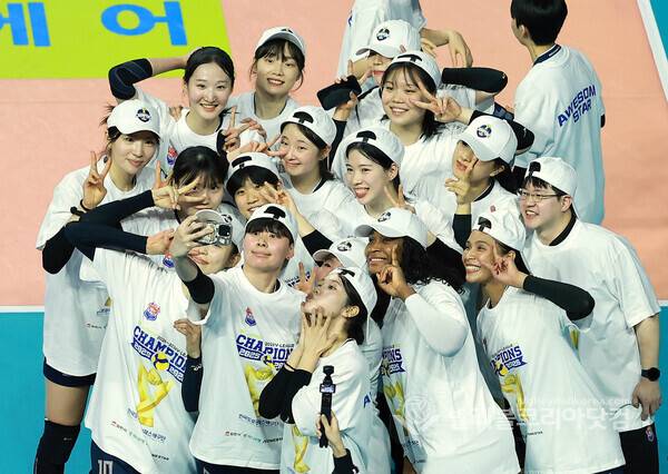 사진은 지난 3월 13일 한국도로공사 선수들이 흥국생명에게 세트스코어 3-0으로 승리하면서 정규리그 1위가 확정되자 선수들이 인증 샷을 촬영하는 모습.2026.03.16.