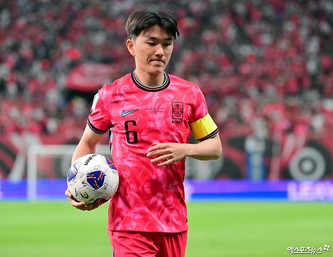 황인범이 지난 15일(한국시간) 네덜란드 로테르담에 있는 페예노르트 스타디움에서 열린 엑실시오르와의 2025-2026시즌 에레비디지 27라운드 홈 경기에 선발 출장했다가 전반에 교체됐다.&nbsp;이날 전반 44분 전반 종료 직전 발목을 절뚝거렸고 결국 의료진의 부축을 받으며 빠졌다.&nbsp;엑스포츠뉴스DB