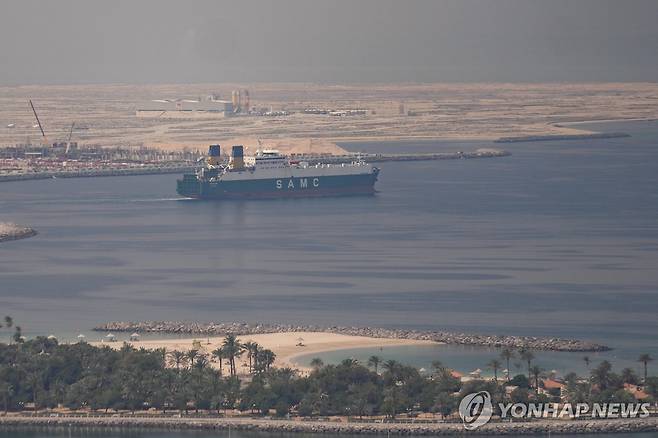 아랍에미리트(UAE) 두바이 항구를 떠나는 화물선 [AP=연합뉴스. 재판매 및 DB 금지]