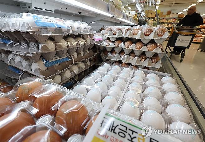 비싸진 달걀, 정부 물가 특별관리 품목 지정 (서울=연합뉴스) 이재희 기자 = 13일 서울의 한 대형마트에 달걀이 진열돼 있다. 특란 한 판(30개) 기준 1년 전보다 1천 원 비싸진 달걀은 정부의 물가 안정 특별 관리 품목에 들어가 있다. 2026.3.13 scape@yna.co.kr