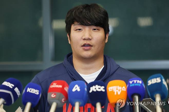 인터뷰하는 문보경 (영종도=연합뉴스) 김성민 기자 = WBC 8강 경기를 마친 한국 야구대표팀 문보경이 16일 인천국제공항 제1터미널을 통해 귀국한 뒤 인터뷰하고 있다. 2026.3.16 ksm7976@yna.co.kr