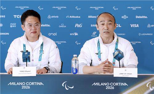 좌측부터 양오열 선수단장과 정진완 대한장애인체육회장 [대한장애인체육회 제공. 재판매 및 DB 금지]