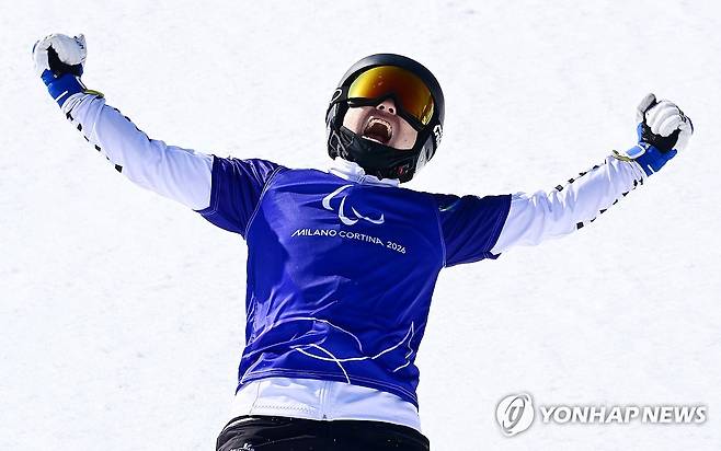 동메달 따낸 이제혁 (서울=연합뉴스) 8일(한국시간) 이탈리아 코르티나 파라 스노보드 파크에서 열린 2026 밀라노-코르티나담페초 동계 패럴림픽 스노보드 남자 크로스에 출전한 이제혁이 동메달을 따고 기뻐하고 있다. 2026.3.8 [대한장애인체육회 제공. 재판매 및 DB 금지] photo@yna.co.kr