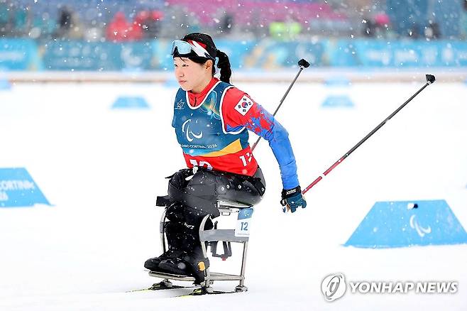 김윤지, '금빛 피날레'…한국 선수 최초로 메달 5개 (서울=연합뉴스) 김윤지가 15일(현지시간) 이탈리아 테세로 크로스컨트리 스타디움에서 열린 2026 밀라노·코르티나담페초 동계 패럴림픽 크로스컨트리 스키 여자 20㎞ 인터벌 스타트 좌식에서 질주하고 있다. 이날 김윤지는 58분23초3의 기록으로 금메달을 목에 걸었다. 2026.3.15 [대한장애인체육회 제공. 재판매 및 DB 금지] photo@yna.co.kr