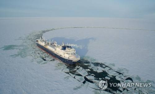 대우조선 건조 '세계 최초 쇄빙LNG선'  [연합뉴스DB]