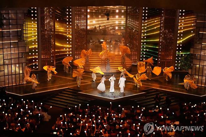 응원봉 흔드는 아카데미 시상식 참석자들 [AP=연합뉴스. 재판매 및 DB 금지]