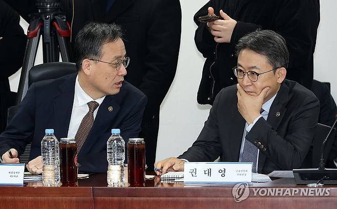 중동사태 경제 대응 TF, 얘기 나누는 이형일-권대영 (서울=연합뉴스) 배재만 기자 = 이형일 재정경제부 1차관(왼쪽)과 권대영 금융위원회 부위원장이 16일 국회 의원회관에서 열린 더불어민주당 중동사태 경제 대응 TF 2차 회의에서 얘기를 나누고 있다. 2026.3.16 scoop@yna.co.kr
