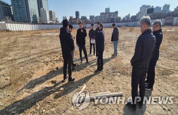 '종묘 앞 재개발' 또 충돌…국가유산청, 사업시행자 SH 고발 (서울=연합뉴스) 국가유산청은 "(세운4구역의 사업시행자인) 서울주택도시개발공사(SH)를 매장유산 보호 및 조사에 관한 법률 위반 협의로 경찰에 고발했다"고 16일 밝혔다. 국가유산청에 따르면 SH 측은 국가유산청장의 허가를 받지 않은 채 세운4구역 도시환경정비사업부지 내에서 11곳을 시추한 것으로 확인됐다.
    사진은 현장조사 당시 모습. 2026.3.16 [국가유산청 제공. 재판매 및 DB 금지] photo@yna.co.kr