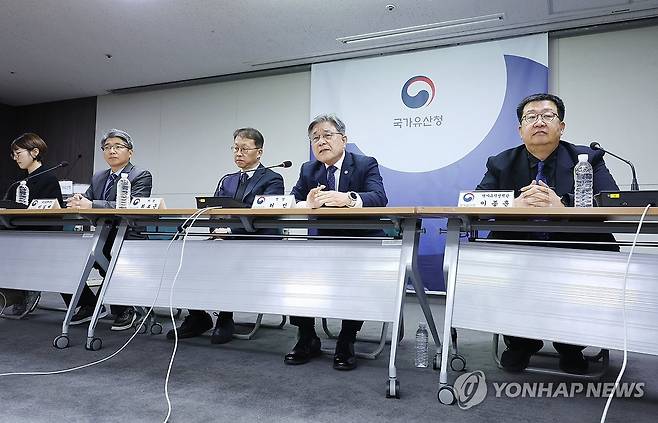 국가유산청, 세운4구역 내 사업시행인가 중단 촉구 (서울=연합뉴스) 진연수 기자 = 16일 오후 서울 종로구 국립고궁박물관에서 열린 '세운4구역 내 사업시행인가 중단 및 대응 관련 언론설명회'에서 허민 국가유산청장과 참석자들이 질문에 답하고 있다. 2026.3.16 jin90@yna.co.kr