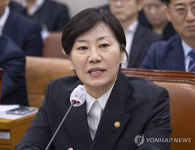 의원 질의에 답하는 송미령 농림축산식품부 장관 (서울=연합뉴스) 황광모 기자 = 송미령 농림축산식품부 장관이 11일 국회에서 열린 농해수위 전체 회의에 출석해 의원 질의에 답하고 있다. 2026.3.11 hkmpooh@yna.co.kr