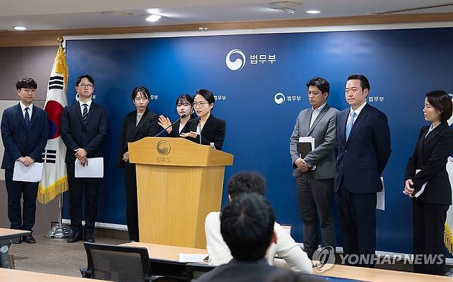 쉰들러 ISDS 승소 관련 상세 브리핑 (서울=연합뉴스) 조아라 법무부 국제법무국 국제투자분쟁과장이 16일 정부과천청사 법무부 브리핑룸에서 열린 쉰들러 ISDS 승소 관련 상세 브리핑에서 발언하고 있다. 2026.3.16 [법무부 제공. 재판매 및 DB 금지] photo@yna.co.kr