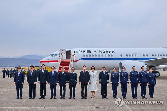 이재명 대통령, 신형 공군 2호기 개통 행사 (서울=연합뉴스) 이재명 대통령과 김혜경 여사가 15일 경기 성남 서울공항에서 진행된 신형 공군 2호기 개통 행사에서 관계자들과 기념 촬영을 하고 있다. 2026.3.16 [청와대 제공. 재판매 및 DB 금지] photo@yna.co.kr
