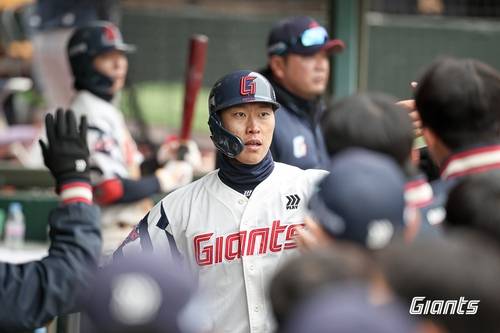 16일 키움과 경기에서 득점 후 동료들과 기뻐하는 롯데 박승욱. [롯데 자이언츠 제공. 재판매 및 DB 금지]