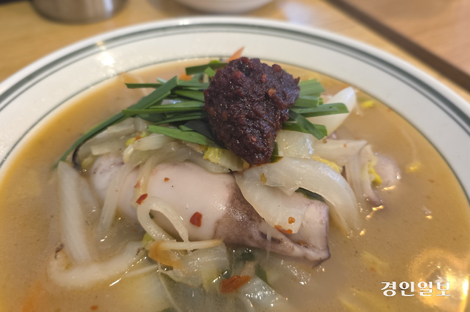고추기름 베이스의 칼칼한 라조장을 국물에 풀어 맛을 바꿀 수 있다. /황성규기자 homerun@kyeongin.com