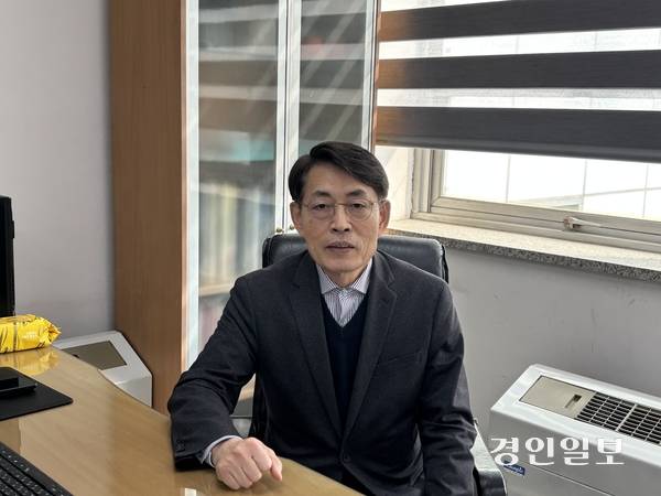 서순탁 경제정의실천시민연합 공동대표가 지난 16일 서울시립대학교에서 경인일보와의 인터뷰를 통해 “경기도의 가장 큰 현안은 불균형”이라고 꼽았다. 2026.3.16 /이영지기자 bbangzi@kyeongin.com