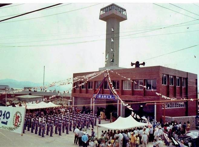 ▲ 1977년 안양소방서 개서 당시 소방 망루 모습. 안양소방서는 조선시대 소방조직인 금화도감 설치 600주년을 맞아 망루 오르기 체험 행사를 연다. /사진제공=안양소방서