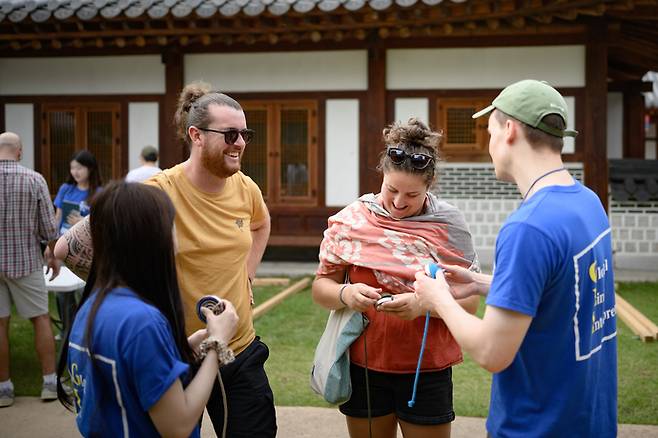 제62회 수원화성문화제 기간이던 지난해 9월 27일 수원전통문화관에 마련된 글로벌빌리지에서 외국인들이 프로그램에 참여하고 있다. 사진=수원시