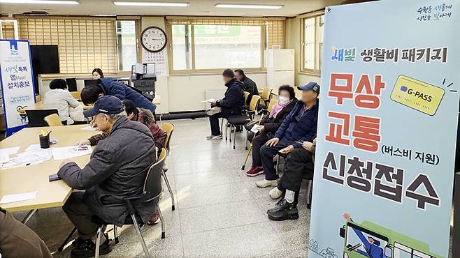 '새빛 생활비 패키지' 중 하나인 교통비 지원 신청을 위해 수원시 팔달구 행궁동에서 어르신들이 대기하고 있다. 사진=수원시