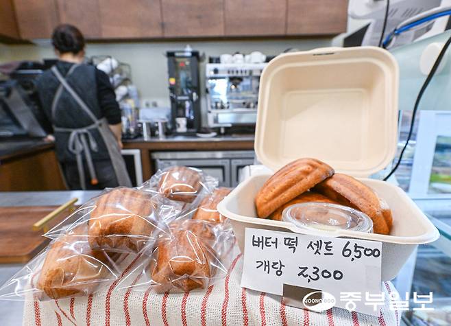 최근 '두바이쫀득쿠키'의 인기가 사그라들고 '버터떡'이 새로운 디저트 트렌드로 각광 받고 있는 가운데 17일 오후 수원시 한 카페에 '버터떡'이 판매되고 있다. 임채운기자