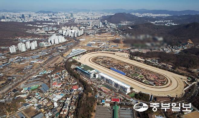 국토교통부가 9·7 공급대책의 후속 조치로 발표한 '1·29 도심 주택공급 확대 및 신속화 방안'을 통해 과천시 주암동 일원에서 경마장과 방첩사령부를 이전한 뒤 9800가구 규모의 주택을 공급해 주거·산업 복합 개발을 추진한다고 밝혔다. 사진은 29일 오후 과천시 주암동 일대의 모습. 김경민기자