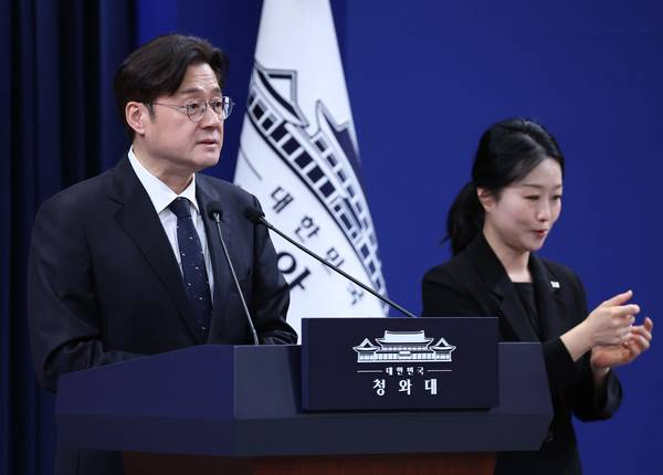 홍익표&nbsp;정무수석이 12일 청와대 춘추관에서 이날 예정됐다 취소된 이재명 대통령과 더불어민주당 정청래 대표, 국민의힘 장동혁 대표 오찬 관련 브리핑을 하고 있다. 2026.2.12 [사진=연합뉴스]