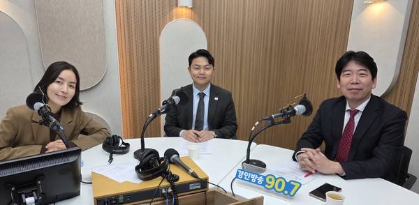 정인갑 더불어민주당 인천시당 수석대변인(가운데), 류제홍 국민의힘 부평갑 당협위원장(오른쪽), 박주언 앵커 2026.3.17 [경인방송 시사뉴스팀]