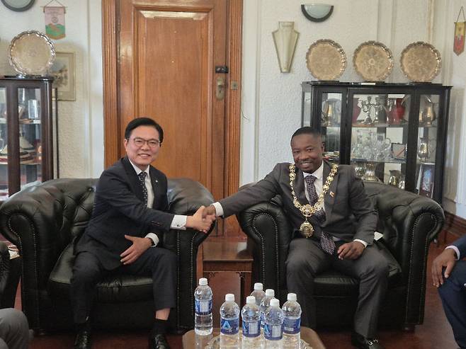 히라레 시청 방문.(천안시 제공)