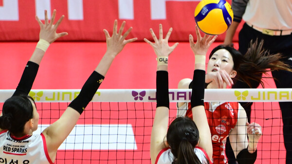 15일 광주페퍼스타디움에서 열린 정관장과 시즌 마지막 경기에서 공격을 시도하고 있는 고예림(오른쪽). 한국배구연맹 제공