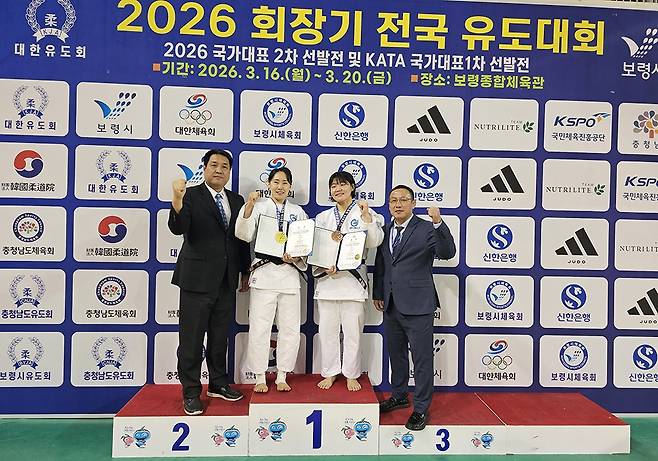 지난 16일 열린 2026 회장기 전국유도대회 겸 2026년 2차 국가대표 선발전에서 아시안게임 출전 티켓을 거머쥔 김혜미와 김민주가 기념촬영을 하고 있다. 왼쪽부터 신대철 감독, 김혜미, 김민주, 김대욱 코치 
<광주교통공사 제공>