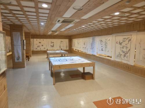 ◇강릉자수박물관 기획전시 ‘근대 십자수 전시회’가 다음달 30일까지 진행된다. 강릉=권순찬기자