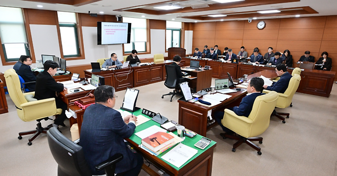 울산시의회 산업건설위원회(위원장 백현조)는 17일 시의회 회의실에서 건설주택국 ·농업기술센터·농수산물도매시장 관리사업소 소관 2026년도 제1회 울산시 추가경정예산안 예비심사의 건 등을 심사했다. 울산시의회 제공