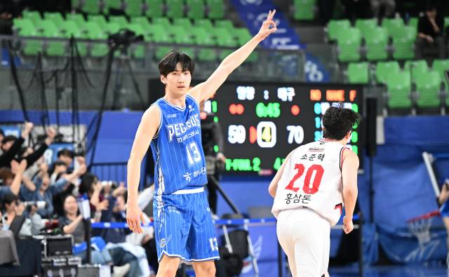 프로농구 대구 한국가스공사 페가수스의 김민규가 16일 대구체육관에서 열린 안양 정관장 레드부스터스와의 경기에서 4쿼터에 3점슛을 넣고 기뻐하고 있다. KBL 제공