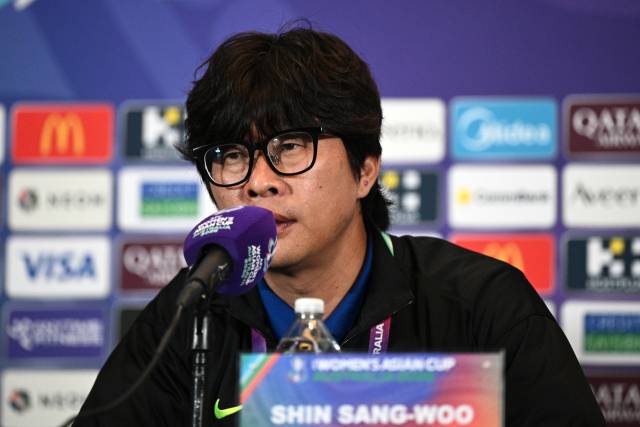 한국 여자 축구대표팀의 신상우 감독이 17일 AFC 여자 아시안컵 준결승 전 호주 시드니에서 진행된 기자회견에 참석, 각오를 밝히고 있다. EPA 연합뉴스