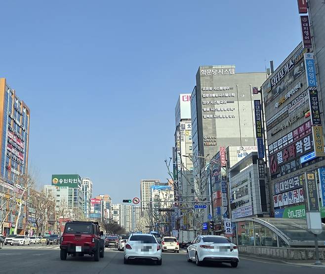 17일 오후 대구 수성구청역 인근 학원가의 모습. /황인무기자