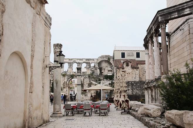 달마티아 지방의 스플리트 디오클레티아누스 궁전. 발칸반도 출신 최초 로마황제에 오른 디오클레티아누스가 스스로 물러나 말년을 보낸 곳이다. /박필우 제공