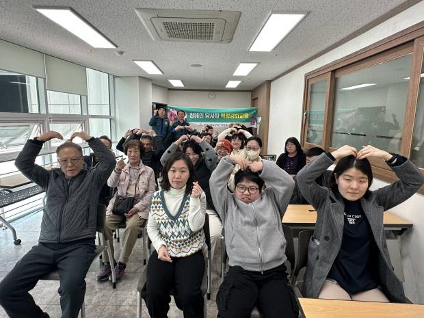 17일 포항북부경찰서가 포항시북부장애인종합복지관에서 성범죄 및 피싱 범죄예방 교육을 진행한 후 기념촬영을 하고 있다. 포항북부경찰서 제공