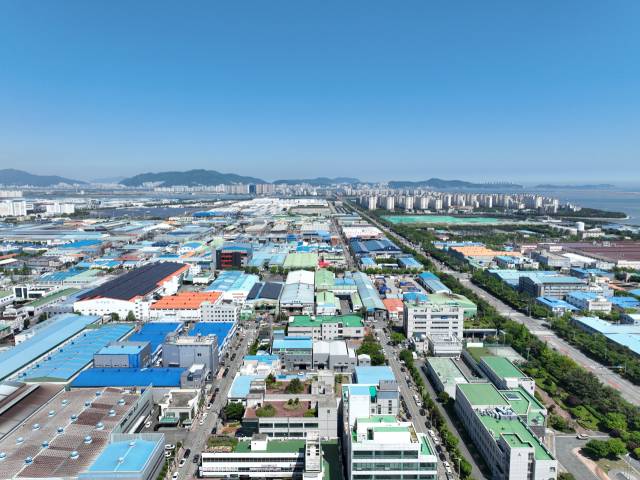 중동 사태가 장기화 조짐을 보이고 미국 관세 압박도 계속되면서 부산 지역 중소 수출기업들이 복합 위기를 호소하고 있다. 부산시 강서구 명지녹산국가산업단지 전경. 부산일보DB
