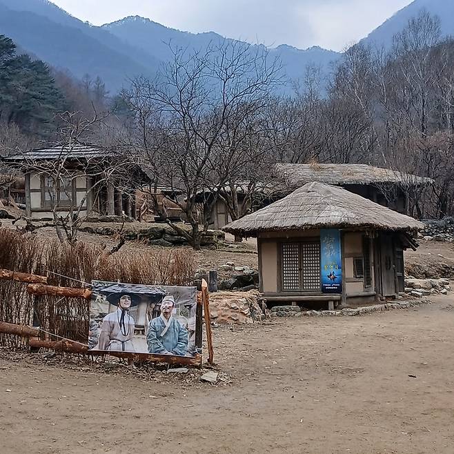 ▲ 영화 '왕과 사는 남자' 촬영지로 주목받고 있는 문경새재 오픈세트장 전경. 영화 흥행과 함께 방문객이 크게 늘며 관광객들의 발길이 이어지고 있다.