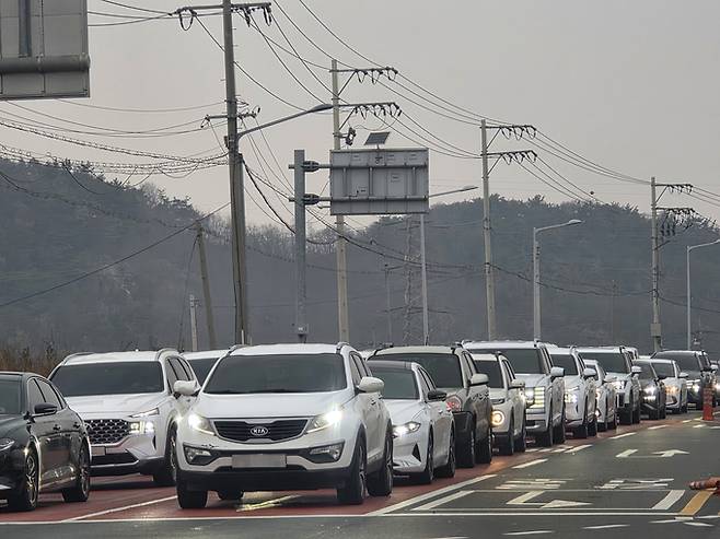 ▲ 16일 오전 경주시 외동읍 모화리 경주~울산 간 국도가 차량으로 심각한 정체를 보이고 있다. 황기환 기자