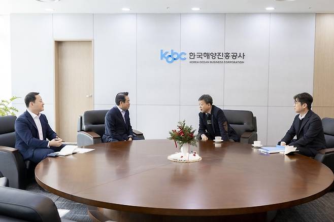 ▲ 남한권 군수는 지난 13일 한국해양진흥공사 안병길 사장과 공모선 '엘도라도 익스프레스호'의 법원 회생 절차와 향후 운영 방향에 대해 논의 하고 있다. 사진 울릉군 제공