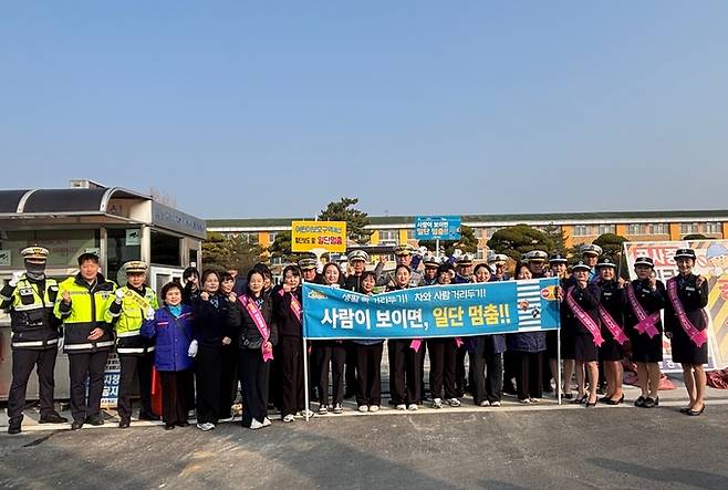 ▲ 17일 영천경찰서는 금호초등학교에서 시청, 교육청, 녹색어머니회, 모범운전자회 등 유관기관 및 협력단체 회원들과 함께 등굣길 교통안전 캠페인을 실시하고 기념촬영을 하고 있다. 영천경찰서 제공