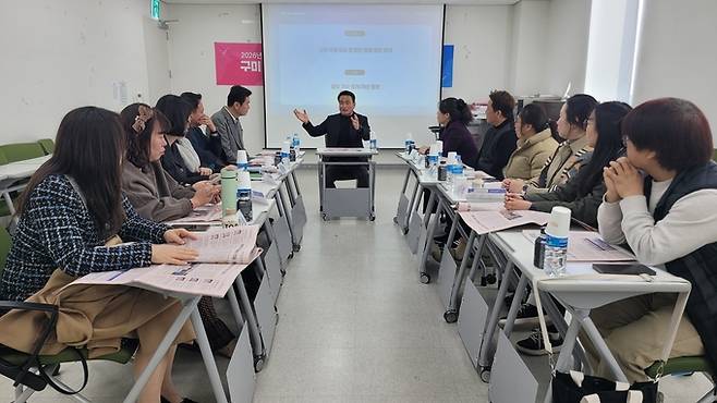 ▲ 경북포럼 구미지역위원회 지면평가회의에 앞서 장세구 위원장이 인사말을 하고있다. 이봉한기자