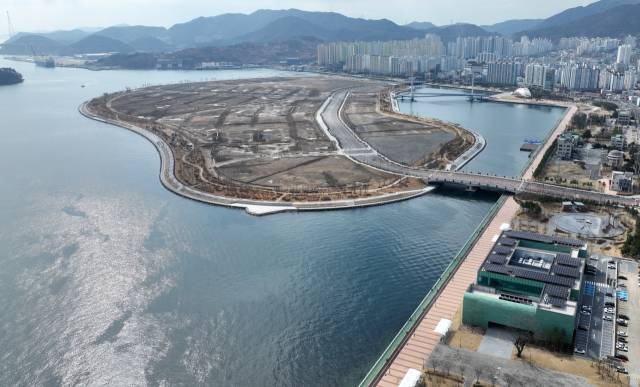 창원시 마산합포구 신포동 3·15 해양누리공원의 시작 구간에는 대한민국민주주의전당과 해양신도시가 위치해 있다./김승권 기자/