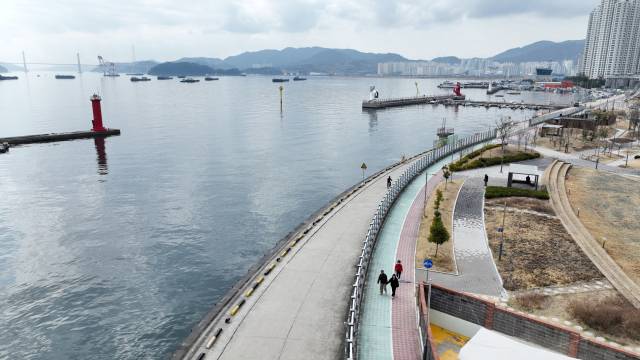 창원시 마산합포구 신포동 장어거리 인근의 합포수변공원에서는 마산만의 등대와 마창대교를 조망하며 산책할 수 있다. / 김승권 기자 /