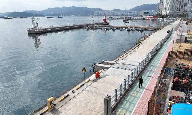 창원시 마산합포구 신포동 장어거리 인근의 합포수변공원에서는 마산만의 등대를 조망하며 산책할 수 있다. / 김승권 기자 /