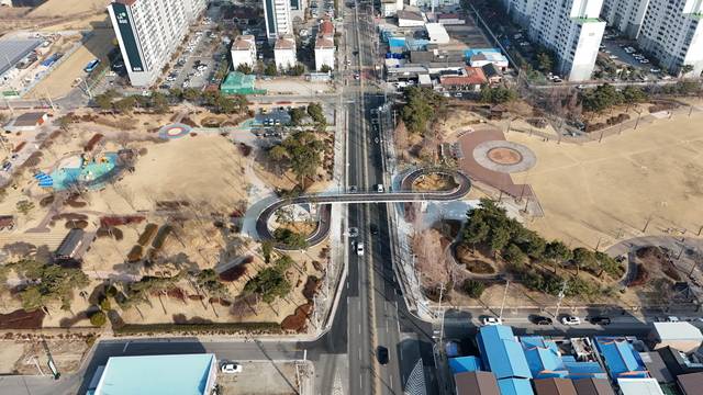 드론에서 본 복룡 유적 역사공원 보행육교 상주시 제공
