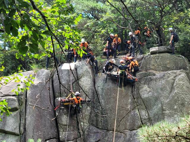 대구소방안전본부 소속 구조대원들이 구조 활동을 진행하고 있다. 대구일보DB