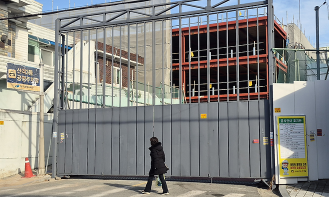 대구 북구 산격3동 공영주차장 공사 현장. 공사 중 2층 바닥 보 일부 구간에서 처짐 현상이 확인돼 공사가 잠정 중단된 상태다. 조윤화기자