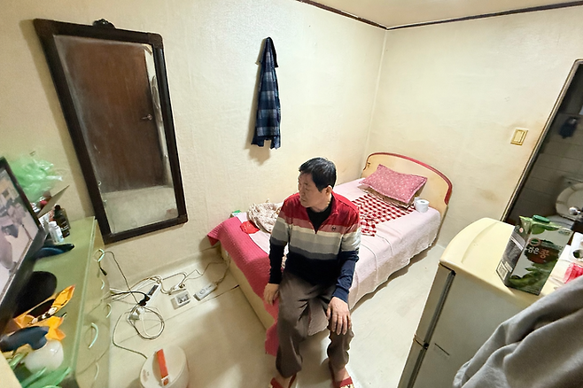 4일 오전 11시쯤 대구 서구 비산동 한 쪽방촌에서 만난 송재권(62)씨. 송씨는 영하의 날씨에 난방을 마음 놓고 할 수 없다는 게 가장 서럽다고 말했다. 구경모기자
